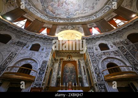 Palermo, Sizilien, Italien - 29. August 2023: Die Fassade der Heiligen Erlöserkirche mit Blick auf den Corso Vittorio Emanuele im Zentrum von Palermo, Italien. Stockfoto