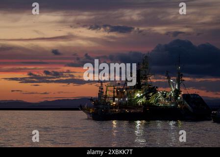 Hafen von Kushiro in der Abenddämmerung mit Fischereifahrzeugen vor Anker Stockfoto