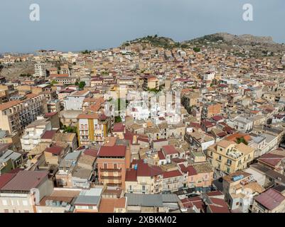 Luftaufnahme der Stadt Favara in der Provinz Agrigento, Sizilien, Italien. Stockfoto