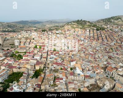 Luftaufnahme der Stadt Favara in der Provinz Agrigento, Sizilien, Italien. Stockfoto