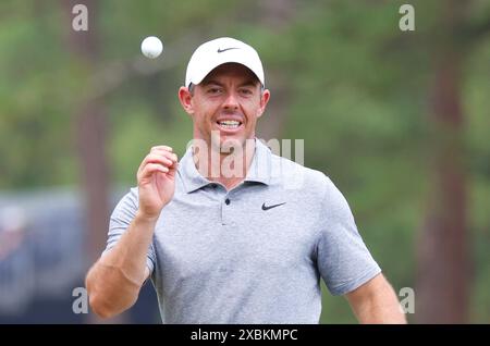 Dorf Pinehurst, Vereinigte Staaten. Juni 2024. Rory McElroy aus Norther Ireland tritt während einer Übungsrunde bei der 124. U.S. Open Championship im Pinehurst Resort & C.C. (Kurs Nr. 2) auf das 6. Green. In Pinehurst, NC am Mittwoch, 12. Juni 2024. Foto: John Angelillo/UPI Credit: UPI/Alamy Live News Stockfoto
