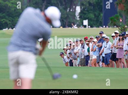 Dorf Pinehurst, Vereinigte Staaten. Juni 2024. Rory McElroy aus Norther Ireland trifft während einer Übungsrunde bei der 124. U.S. Open Championship im Pinehurst Resort & C.C. (Kurs Nr. 2) einen Abschlag auf das 8. Loch. In Pinehurst, NC am Mittwoch, 12. Juni 2024. Foto: John Angelillo/UPI Credit: UPI/Alamy Live News Stockfoto