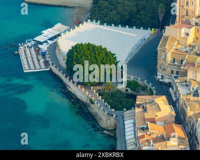 Der Brunnen von Arethusa auf der Insel Ortygia, eine natürliche Süßwasserquelle an dem Ort, an dem sich die Nymphe Arethusa nach der griechischen Mythologie versteckt hat. Stockfoto