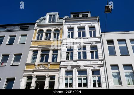 Wunderschön restaurierte und dekorierte enge Altstadthäuser, flankiert von schlichten Fassaden im Kölner Friesenviertel Stockfoto