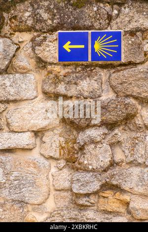 Zeichen des Jakobsweges auf einer Steinmauer in Galicien Stockfoto