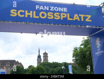 Stuttgart, Deutschland. Juni 2024. Blick auf den Eingang zur Fanzone für die Fußball-Europameisterschaft 2024 am Schlossplatz. Die Fußball-Europameisterschaft findet vom 14. Juni bis zum 14. Juli statt. Quelle: Bernd Weißbrod/dpa/Alamy Live News Stockfoto