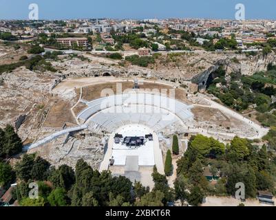 Das griechische Theater von Syrakus liegt am Südhang des Temeniten-Hügels mit Blick auf die moderne Stadt Syrakus im Südosten Siziliens. Es war fi Stockfoto