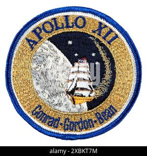 Apollo 12 Embroidered Mission Insignia Patch für 1969 bemannte Mondlandung 1969 Insignien, die ein Clipper Schiff zeigen, das auf dem Mond ankommt, umgeben von Blau und Gold, mit den Namen der Besatzung, die zu dieser Zeit Kommandanten der US Navy waren: Charles „Pete“ Conrad Jr., Richard F. Gordon Jr. und Alan L. Bean. Stockfoto