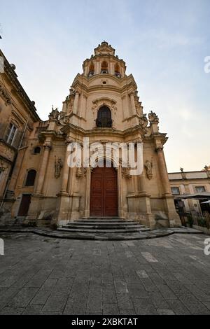 Fassade der Kirche St. Joseph (San Giuseppe), kurz vor Sonnenuntergang, in Ragusa, Sizilien, Italien. Die Kirche wurde 1756 aufgrund der Initiative errichtet Stockfoto