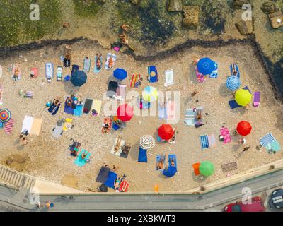 Syrakus, Sizilien, Italien - 24. August 2023: Ein kleiner Strand an der „Spiaggia di Cala Rossa“ auf der Ostseite von Ortigia in Syrakus, Sizilien, Italien Stockfoto