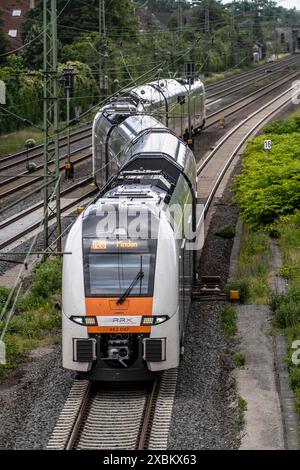 RE6, Regionalexpress, Rhein-Ruhr-Express, RRX an der Bahnstrecke bei Duisburg Rahm, auf dem Weg nach Minden, NRW, Deutschland, Stockfoto