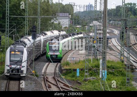 RE6, Regionalexpress, Rhein-Ruhr-Express, RRX an der Bahnstrecke bei Duisburg Grossenbaum, S-Bahn, auf dem Weg nach Minden, NRW, Deutschland, Stockfoto