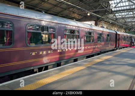 Der Royal Scotsman Train in Waverley Station, Edinburgh, Schottland, Großbritannien. Stockfoto