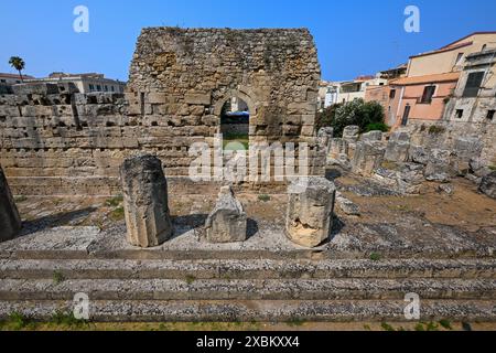 Der Apollo-Tempel ist eines der wichtigsten antiken griechischen Denkmäler auf Ortygia, vor der Piazza Pancali in Syrakus, Sizilien, Italien Stockfoto