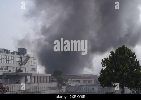 Athen, Griechenland. 12. Juni 2024. Schwarzer Rauch steigt in den Himmel, weil ein Brand durch mehrere Explosionen in einer Kochgeschirrfabrik im nordathenischen Vorort Kifissia verursacht wurde. Die Behörden warnten die Bewohner, wegen einer möglichen toxischen Wolke drinnen zu bleiben. Quelle: Dimitris Aspiotis/Alamy Live News Stockfoto