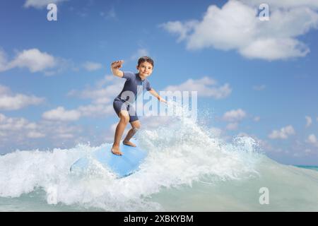 Porträt eines Jungen, der auf einem Surfbrett im Meer reitet Stockfoto