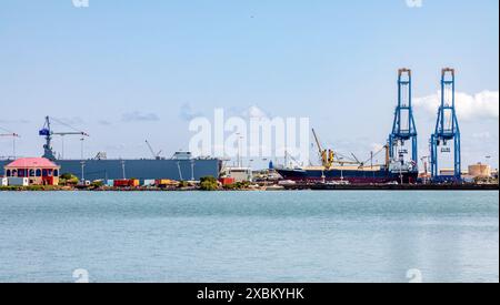 Frachtterminal des städtischen Hafens Dschibuti mit Kränen, Reparaturdock und Schiffen, Dschibuti Stockfoto