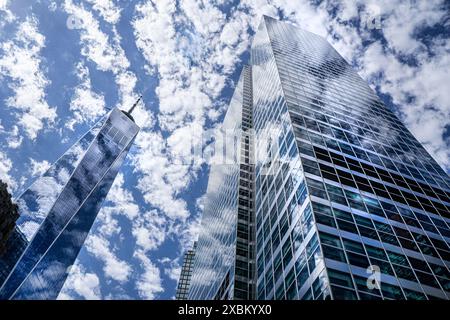 One World Trade Center und 200 West Street, flacher Blick, Gebäude vor Wolken und blauem Himmel, New York City, New York, USA Stockfoto