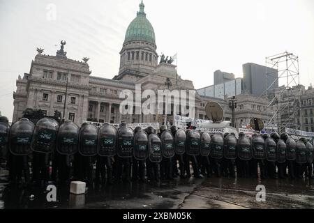 Die Sicherheitskräfte setzen eine Megaoperation für die Behandlung des Basengesetzes im Kongress ein. Buenos Aires. Argentinien 12. Juni 2024. Cedits Guillermo Castro Stockfoto