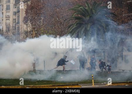 Die Sicherheitskräfte setzen eine Megaoperation für die Behandlung des Basengesetzes im Kongress ein. Buenos Aires. Argentinien 12. Juni 2024. Cedits Guillermo Castro Stockfoto