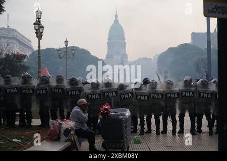 Die Sicherheitskräfte setzen eine Megaoperation für die Behandlung des Basengesetzes im Kongress ein. Buenos Aires. Argentinien 12. Juni 2024. Cedits Guillermo Castro Stockfoto