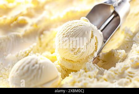 Eine detaillierte Ansicht mit einer Schaufel weißer Vanille oder Zitroneneis Stockfoto