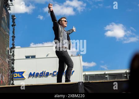 ROCK AM RING 2024 am Nürburgring / 3. Tag, Sonntag - 09.06.2024 Sänger Sebastian MADSEN von der deutschen Indie-Rock-Band MADSEN beim Live Auftritt auf der Utopia Stage - das 3 Tage Festival ROCK AM RING vom 07. Bis 09. Juni 2024 am Nürburgring in der Eifel ist das traditionsreichste Rockfestival Deutschland. Nürburg Nürburgring Rheinland-Pfalz Deutschland *** ROCK AM RING 2024 auf dem Nürburgring 3 Tage, Sonntag 09 06 2024 Sänger Sebastian MADSEN von der deutschen Indie-Rock-Band MADSEN live auf der Utopia Stage das 3-tägige Festival ROCK AM RING vom 07. Bis 09. Juni 2024 auf dem Nürburgring Stockfoto