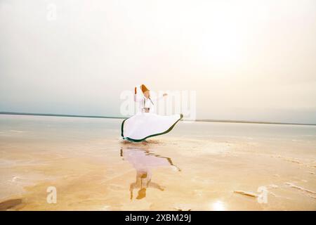 sufi-Wirbeln (türkisch Semazen) ist eine Form der Sama oder körperlich aktiven Meditation, die ihren Ursprung in Sufis hat. Stockfoto