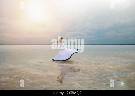 sufi-Wirbeln (türkisch Semazen) ist eine Form der Sama oder körperlich aktiven Meditation, die ihren Ursprung in Sufis hat. Stockfoto