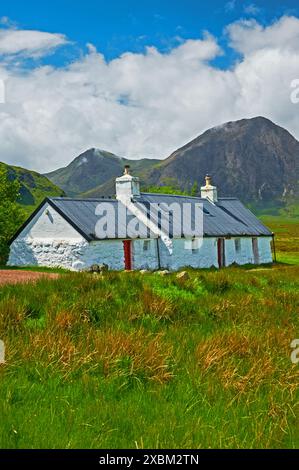 Das weiß getünchte Blackrock Cottage liegt am Fuße von Stob Dearg mit Buachaille Etive Mor am Eingang von Glen Coe. Stockfoto