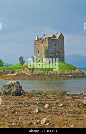 Castle Stalker befindet sich an einem Fluteinfluss von Loch Linnie, Loch Laich und ist eine ruinöse vierstöckige Turmhaus oder Donjon Stockfoto