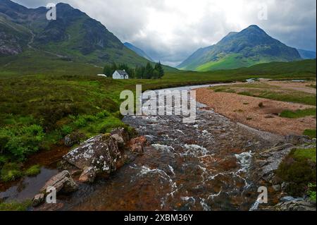 Das kleine weiße Haus, Lagangarbh, am Ufer des Flusses Coupall und an den Hängen von Stob Dearg, Buachaille Etive Mor am Kopf von Glencoe. Stockfoto