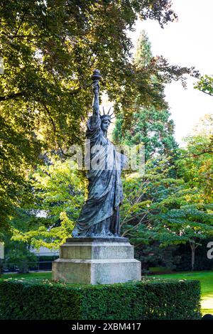 Bronzekopie der Freiheitsstatue von Frédéric Auguste Bartholdi im Jardin du Luxembourg, 6. Arrondissement, Paris, Frankreich. Stockfoto