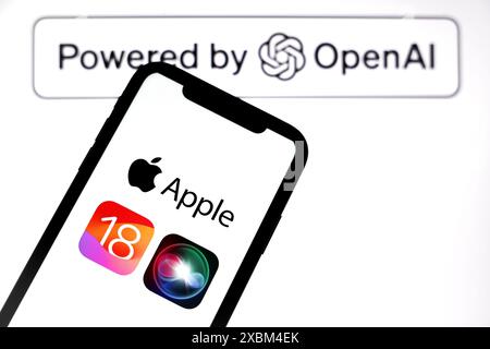 In dieser Abbildung wird ein Apple iOS 18-Logo auf einem Apple iPhone mit dem Open AI-Logo im Hintergrund angezeigt. Nach der Vorstellung der ne Stockfoto