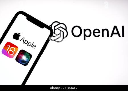 In dieser Abbildung wird ein Apple iOS 18-Logo auf einem Apple iPhone mit dem Open AI-Logo im Hintergrund angezeigt. Nach der Vorstellung der ne Stockfoto