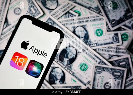 In dieser Abbildung ist ein Apple iOS 18-Logo auf einem Apple iPhone mit US-Dollar-Banknoten im Hintergrund zu sehen. Nach der Präsentation o Stockfoto