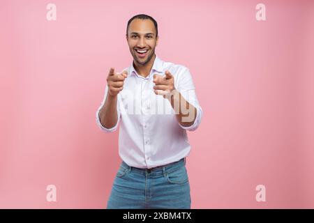 Lächelnder Mann in weißem Hemd, der auf dich zeigt Stockfoto