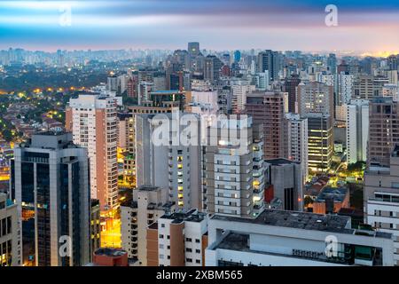 Panoramablick von Sao Paulo in der Dämmerung, Brasilien, Südamerika Stockfoto