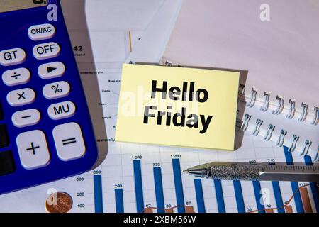 Tulpen und Papier mit Text Hallo Freitag auf Holztisch. Stockfoto