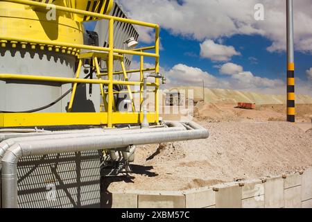 LKWs nähern sich dem Brecher in einer Kupfermine in Chile Stockfoto