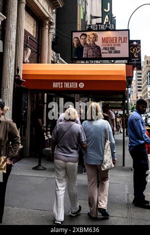 „Mother Play: A Play in Five Evictions“ von Paula Vogel mit Jessica lange im Helen Hayes Theatre am Broadway, New York, USA Stockfoto