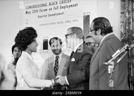 US-Vizepräsident Nelson Rockefeller schüttelt die Hand mit Shirley Chisholm, Mitglied des Black Caucus im Kongress, wie andere Mitglieder Charles Rangel und Walter Fauntroy während des Vollbeschäftigungsforums in Washington, D.C., USA, Thomas J. O'Halloran, U.S. News & World Report Magazine Photograph Collection, 20. Mai 1975 Stockfoto