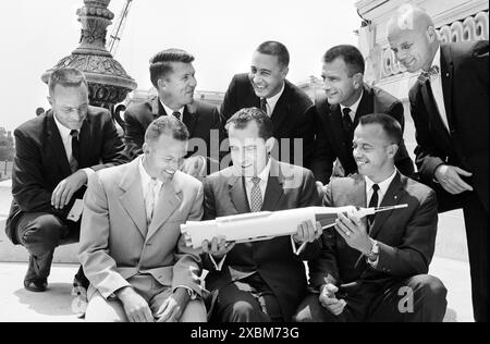 US-Vizepräsident Richard Nixon hält Raketenmodell mit Mercury Seven Astronauten (von links nach rechts) Gordon Cooper, Alan Shepard, hintere Reihe: Scott Carpenter, Wally Schirra, Gus Grissom, Deke Slayton, John Glenn, auf den Stufen der Ostfront des U.S. Capitol Building, Washington, D.C., USA, Marion S. Trikosko, U.S. News & World Report Magazine Photograph Collection, 28. Mai 1959 Stockfoto