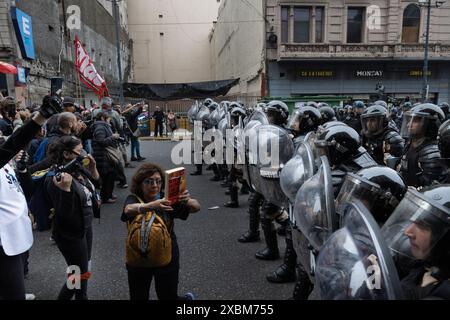 Buenos Aires, Argentinien. Juni 2024. Der Senat der Nation begann heute, die Ley-Basen und die steuerlichen Maßnahmen zu diskutieren, nachdem sie am 12. Juni 2024 in der Abgeordnetenkammer in Buenos Aires, Argentinien, behandelt worden waren. Die Sitzung begann heute um 10.00 Uhr, während vor dem Kongress Demonstrationen gegen die Maßnahmen stattfanden. (Foto von Esteban Osorio/SIPA USA) Credit: SIPA USA/Alamy Live News Stockfoto