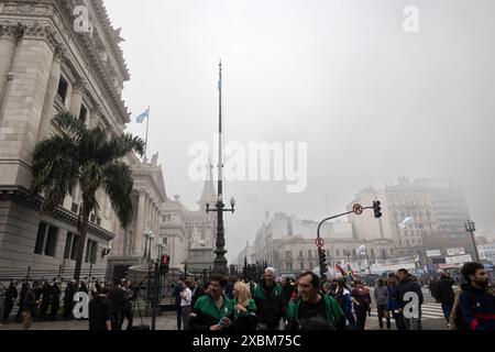 Buenos Aires, Argentinien. Juni 2024. Der Senat der Nation begann heute, die Ley-Basen und die steuerlichen Maßnahmen zu diskutieren, nachdem sie am 12. Juni 2024 in der Abgeordnetenkammer in Buenos Aires, Argentinien, behandelt worden waren. Die Sitzung begann heute um 10.00 Uhr, während vor dem Kongress Demonstrationen gegen die Maßnahmen stattfanden. (Foto von Esteban Osorio/SIPA USA) Credit: SIPA USA/Alamy Live News Stockfoto