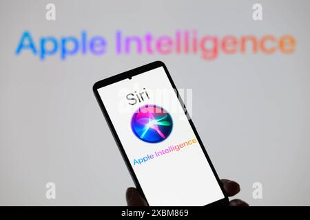 Brüssel, Belgien Juni 2024. Das Apple Siri AI-Symbol wird auf einem Smartphone angezeigt, wobei Apple Intelligence im Hintergrund zu sehen ist. Aufgenommen in Brüssel, Belgien. Am 12. Juni 2024. (Jonathan Raa/SIPA USA) *** ausschließlich für redaktionelle Nachrichten *** Credit: SIPA USA/Alamy Live News Stockfoto