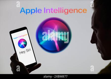 Brüssel, Belgien Juni 2024. Das Apple Siri AI-Symbol wird auf einem Smartphone angezeigt, wobei Apple Intelligence im Hintergrund zu sehen ist. Aufgenommen in Brüssel, Belgien. Am 12. Juni 2024. (Jonathan Raa/SIPA USA) *** ausschließlich für redaktionelle Nachrichten *** Credit: SIPA USA/Alamy Live News Stockfoto