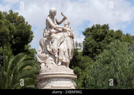 Denkmal für den englischen Dichter und griechischen Freiheitskämpfer Lord Byron, Athen Nationalgarten, Athen, Griechenland Stockfoto