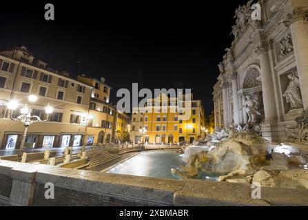 Wunderschöner Trevi-Brunnen und Gebäude bei Nacht in der Stadt Rom, Latium, Italien Stockfoto