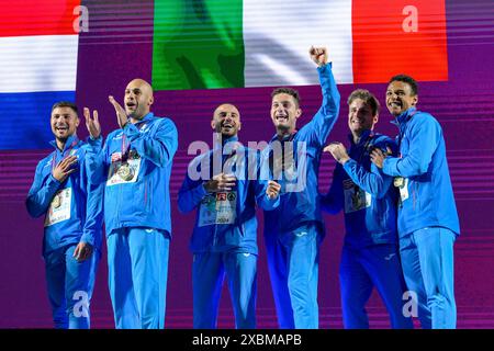 Roma, Italien. Juni 2024. Goldmedaillengewinner, Matteo Melluzzo, Lamont Marcell Jacobs, Lorenzo Patta, Filippo Tortu, Roberto Rigali und Lorenzo Ndele Simonelli vom Team Italy posieren für ein Foto während der Medaillenzeremonie für das 4x100 m Staffelfinale der Männer während der 26. Ausgabe der Leichtathletik-Europameisterschaft Rom 2024 im Olympiastadion in Rom, Italien - Mittwoch, 12. Juni 2024 - Sport, Leichtathletik (Foto: Fabrizio Corradetti/LaPresse) Credit: LaPresse/Alamy Live News Stockfoto